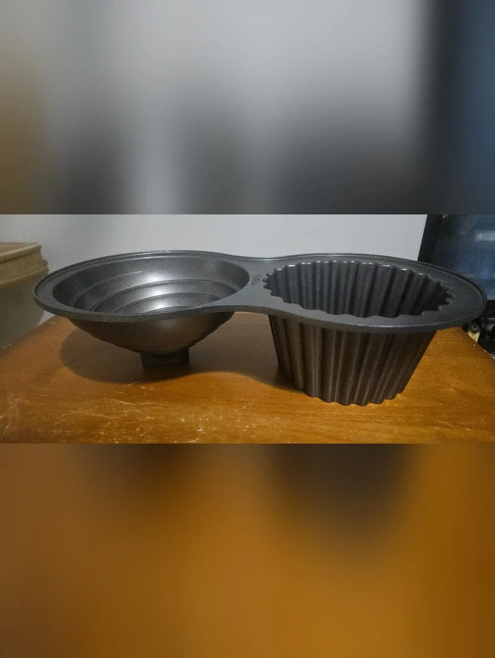 Giant Wilton Dual-Shape CupCake Pan - Black